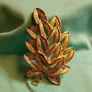 Vintage Gold Leaf Design Brooch
